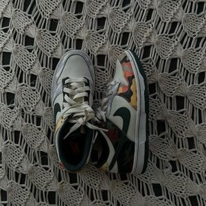 ❤️Womens size 7 Nike Dunks in Mismatched Camo❤️